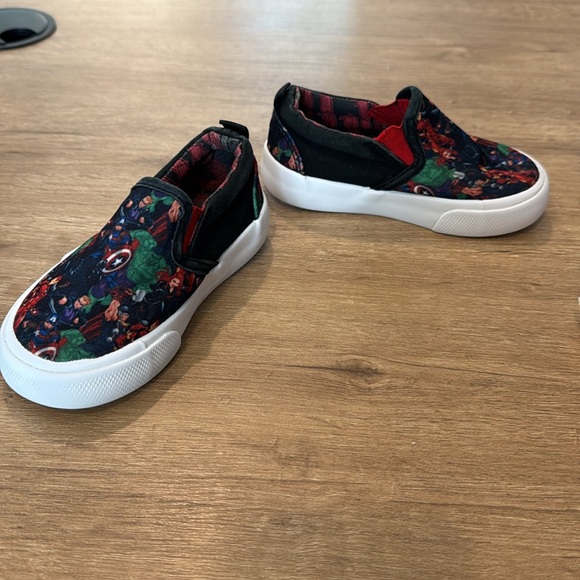 GroundUp Boys Marvel Avenger Characters Size 8 Sneakers Slip On Easy‎ Wear Shoes - Picture 9 of 9